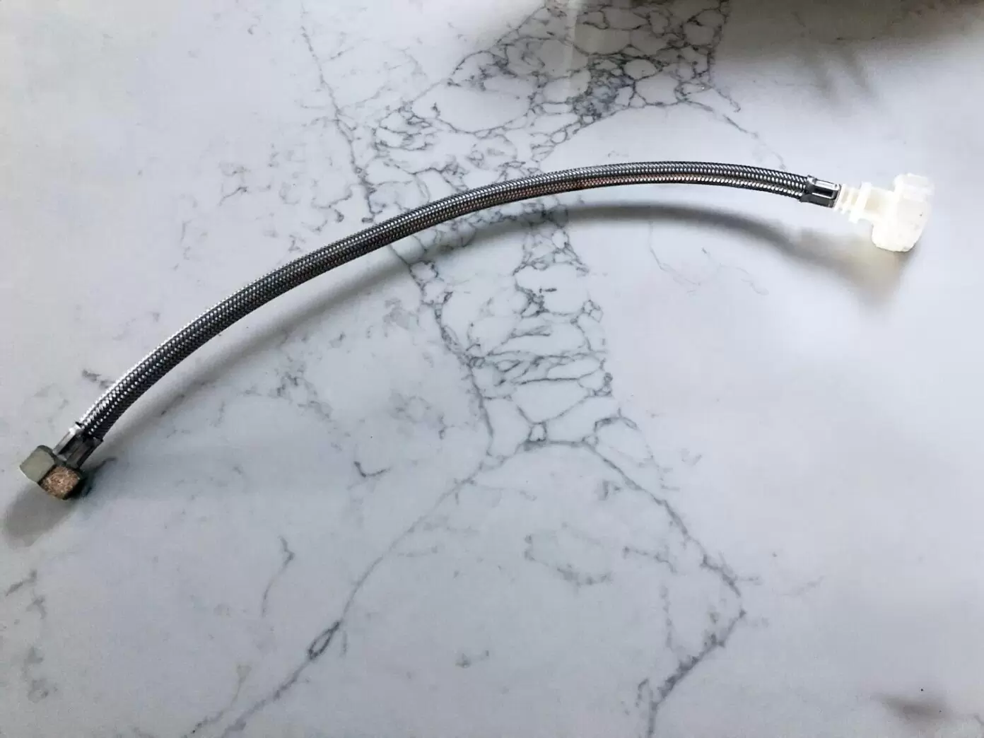 Flexible braided inlet hose for toilet cistern water supply connection