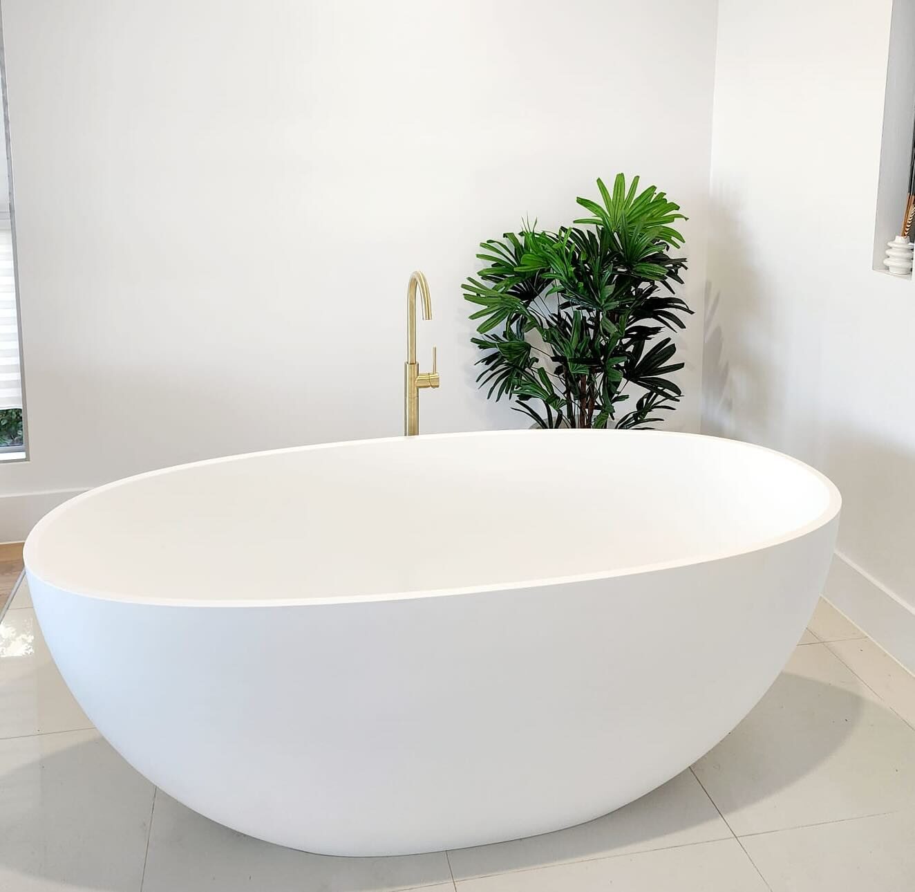 Minimalist bathroom with freestanding tub and brushed gold tapware – Sovereign Islands project