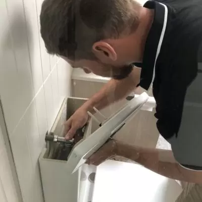 gold coast toilet plumber fixing toilet